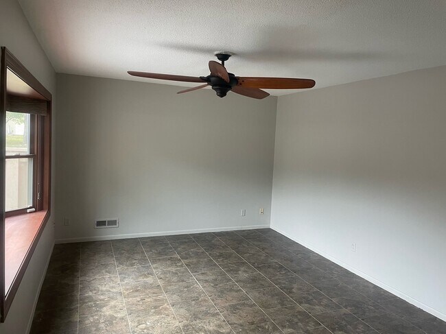 Building Photo - 1052 Carmel Ct
