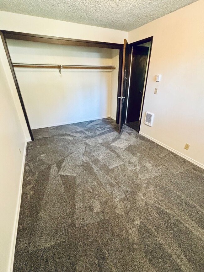 Building Photo - 630-636 Ratcliff Dr SE