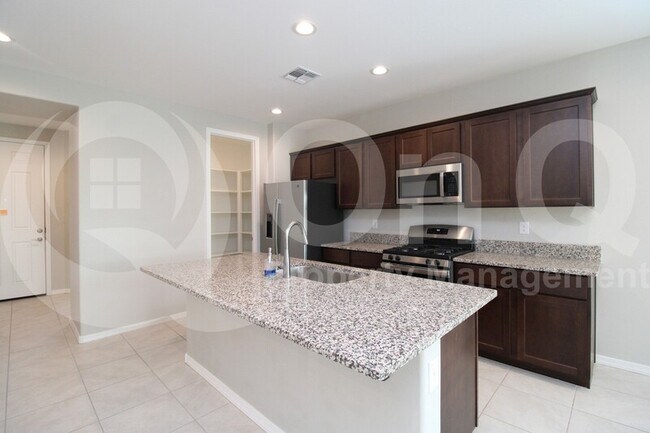 Foto del edificio - 18029 W Elizabeth Ave