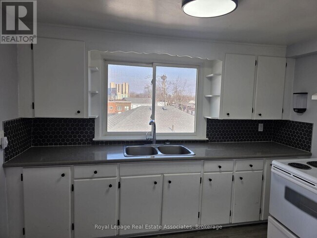 Photo du bâtiment - 5957 Barker St