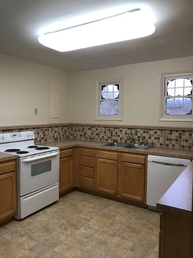 Building Photo - 2405 Johnny Cake Hill Rd