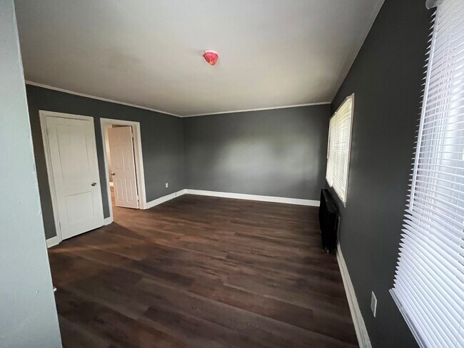 Building Photo - 2825 Clearview Ave