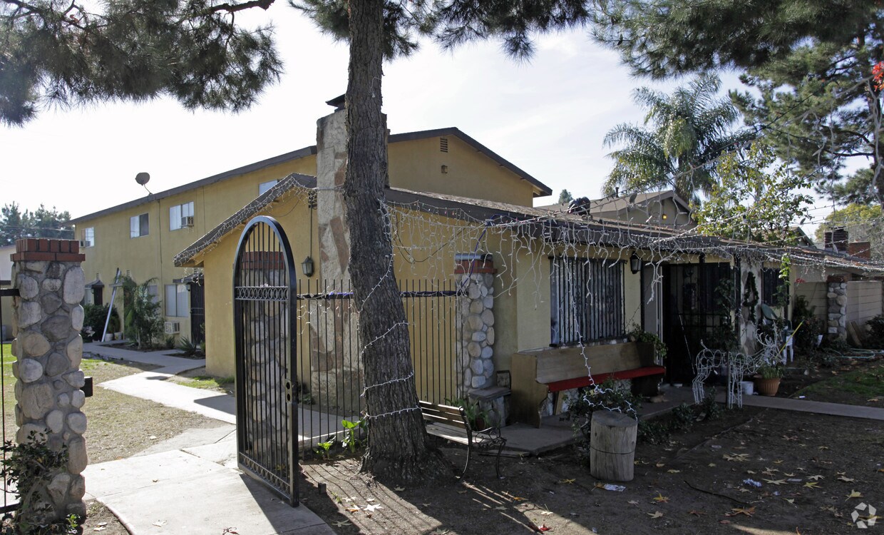 Primary Photo - 4535 Canoga St
