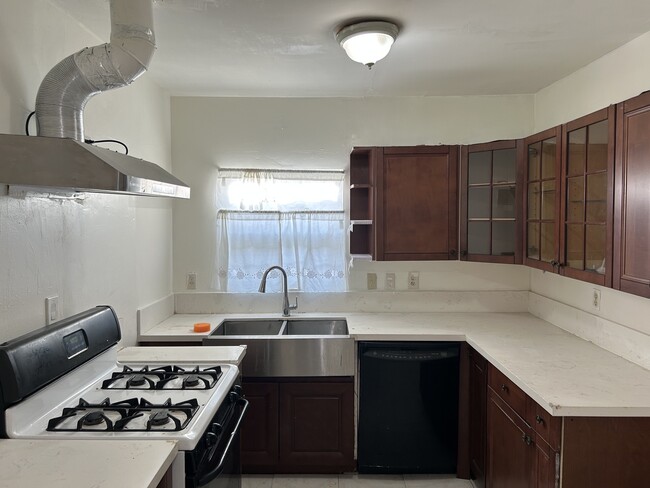 Building Photo - 2586 Loma Vista Dr