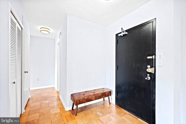 Foto del edificio - 3001 Veazey Terrace NW