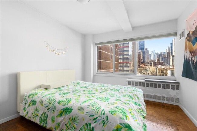Building Photo - 240 E 55th St