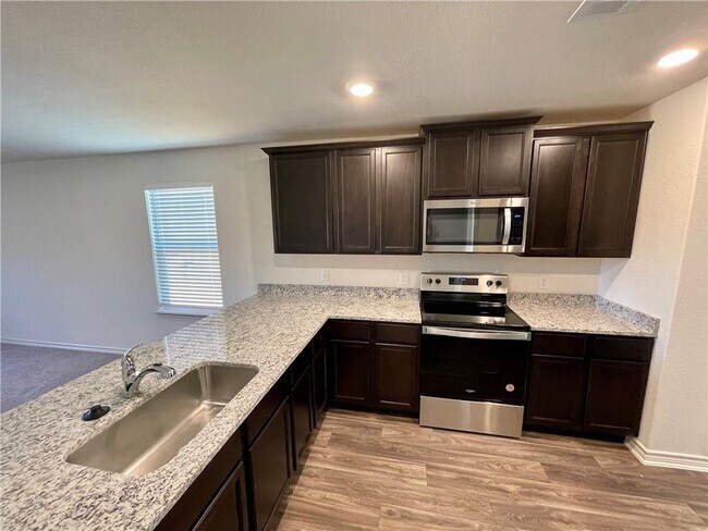 Building Photo - 517 Fox Glen Cove