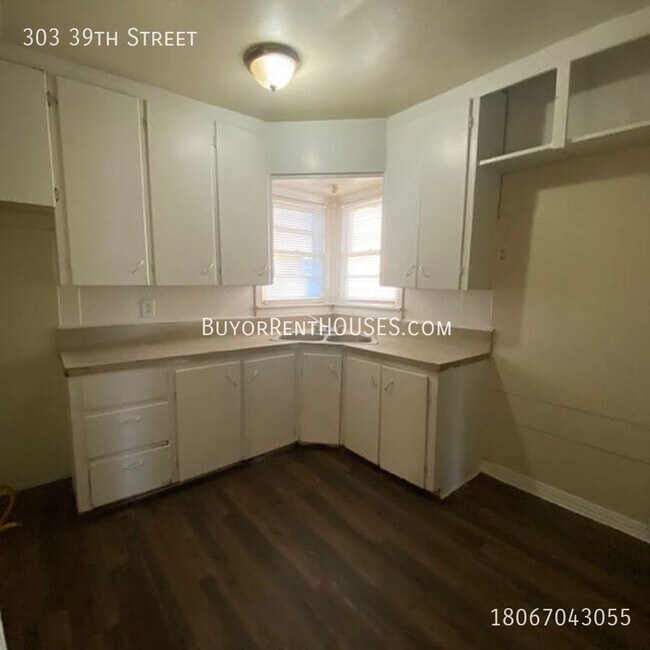 Building Photo - 303 39th St