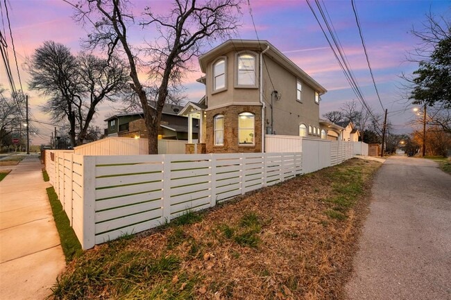 Building Photo - 1304 Leona St