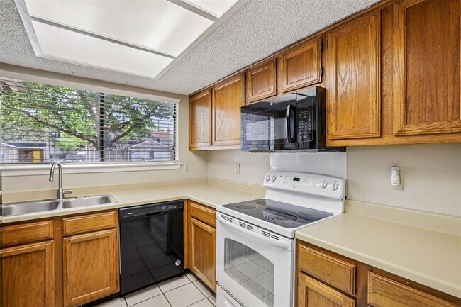 Building Photo - 13355 Water Oak Ln
