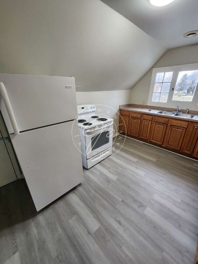 Building Photo - 2 bed upper unit! Private Entrances! Fully updated!