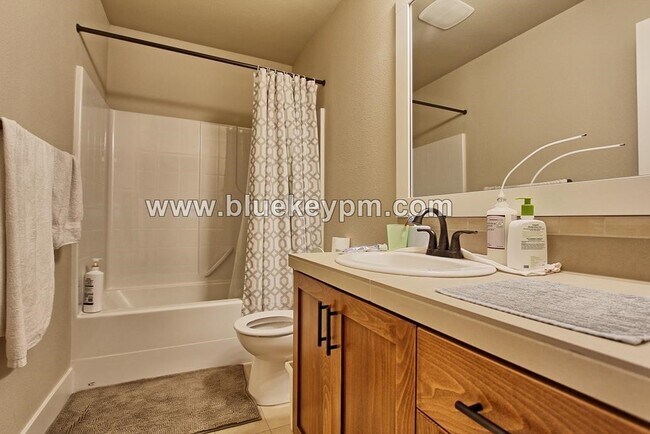 Building Photo - 4 Bed  3 Bath Home in Bethany Across From ...