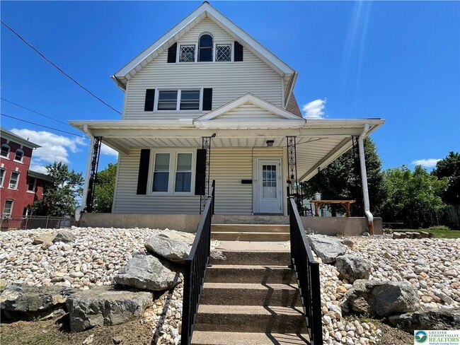 Building Photo - 1219 3rd St