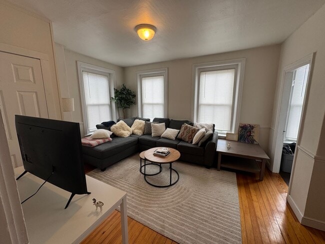Building Photo - Downtown Amesbury 1 Bedroom Rental - Available September 1st