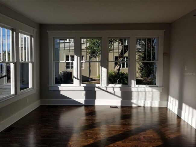 Building Photo - 835 7th Ave S