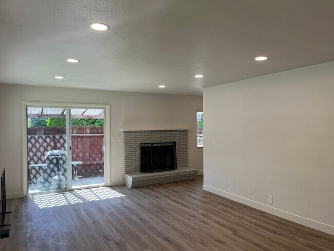 Foto del edificio - 2 Bedroom / 1 Bathroom Duplex in Old South...