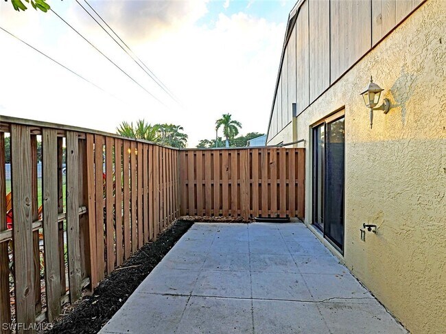 Foto del edificio - 5264 Cedarbend Dr