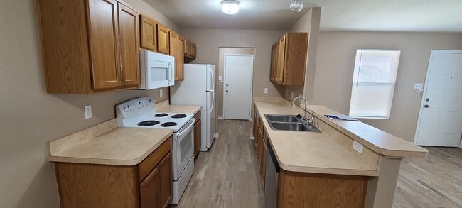 Foto del edificio - 8013 Julie Ave