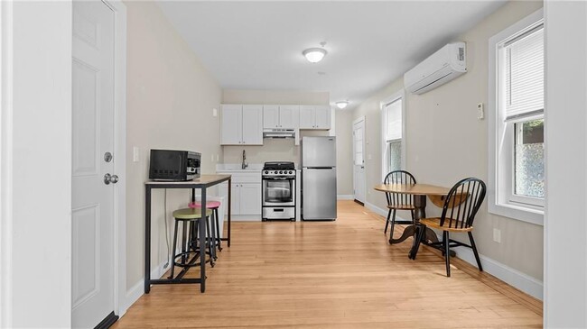 Building Photo - 16 Brinley St