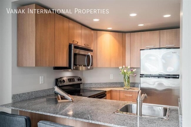 Building Photo - Charming 1-Bedroom Apartment in Vibrant Downtown Vancouver