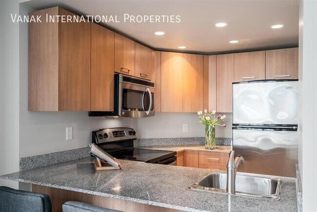 Photo du bâtiment - Charming 1-Bedroom Apartment in Vibrant Downtown Vancouver