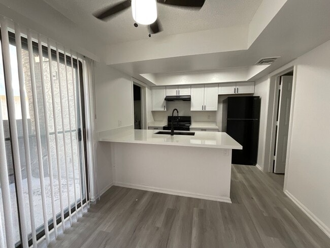 Building Photo - Townhome - newly remodeled kitchen - priva...