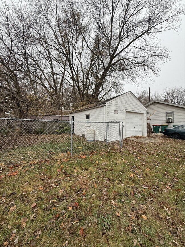 Building Photo - 1652 E Hickory St
