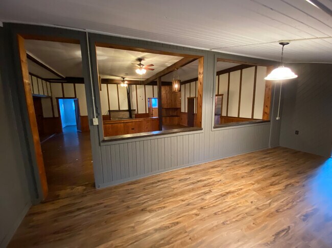 Foto del edificio - 210 S Hutchinson Ave