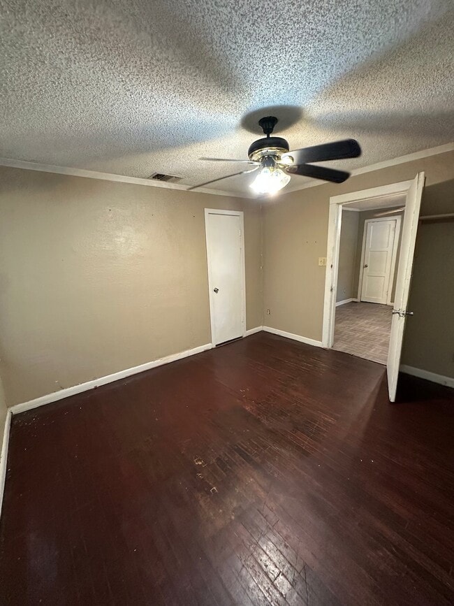 Building Photo - 944 W Lynwood Ave