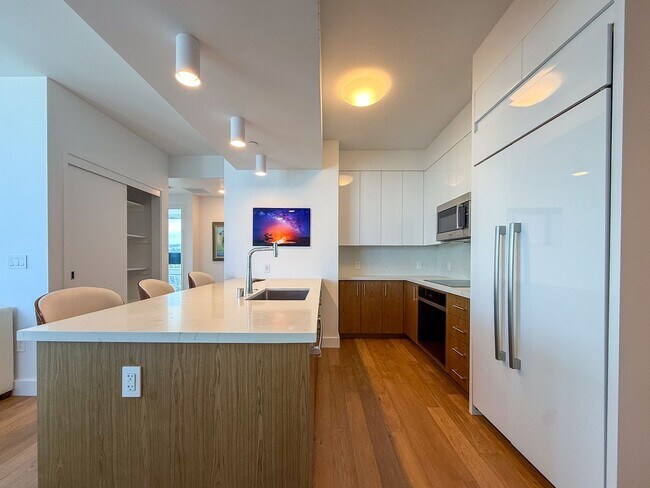 Foto del edificio - High-Floor 2BR Corner Unit with Expansive Views & 2 Parking at Azure Ala Moana