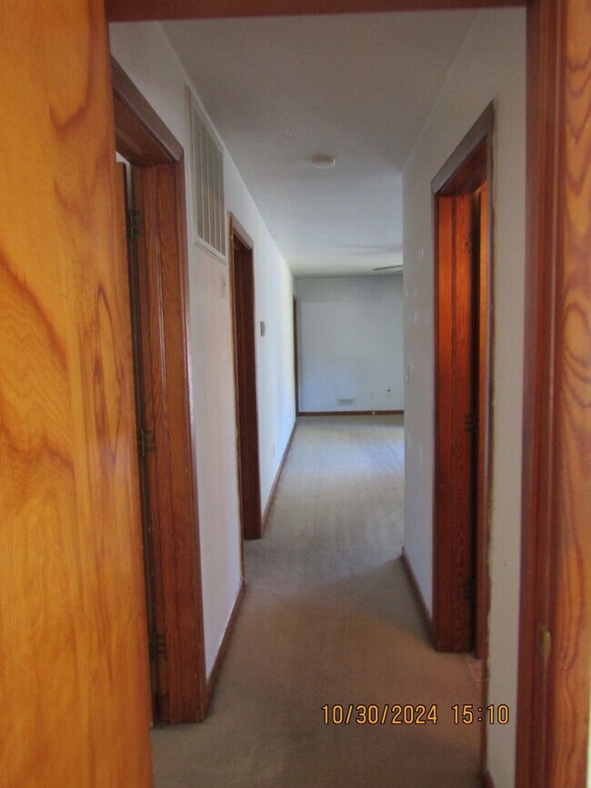 Building Photo - 3 BED / 1 BATH SINGLE FAMILY