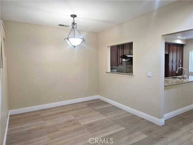 Foto del edificio - 2074 Lakeshore Dr