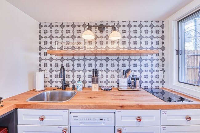 Foto del edificio - Fully Furnished Beautiful One bedroom Cottage available for a short term lease in November