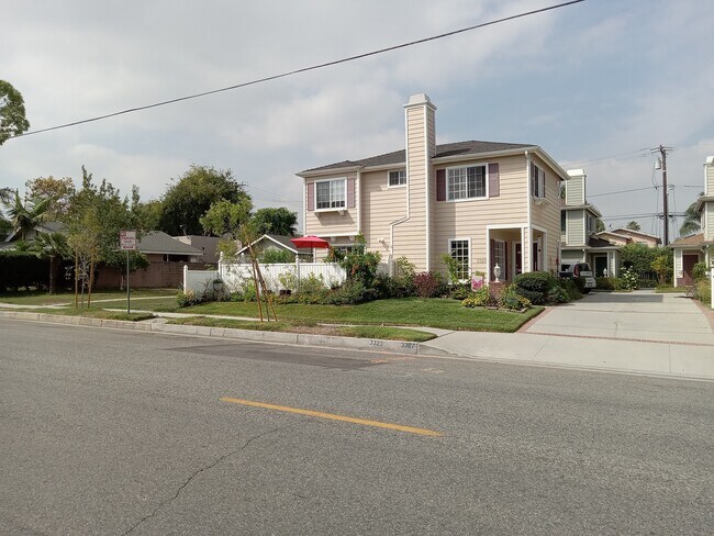 Se alquila 1 dormitorio en propiedad, con baño compartido y privilegios de cocina, y privilegios de lavandería. - 3323 California Ave