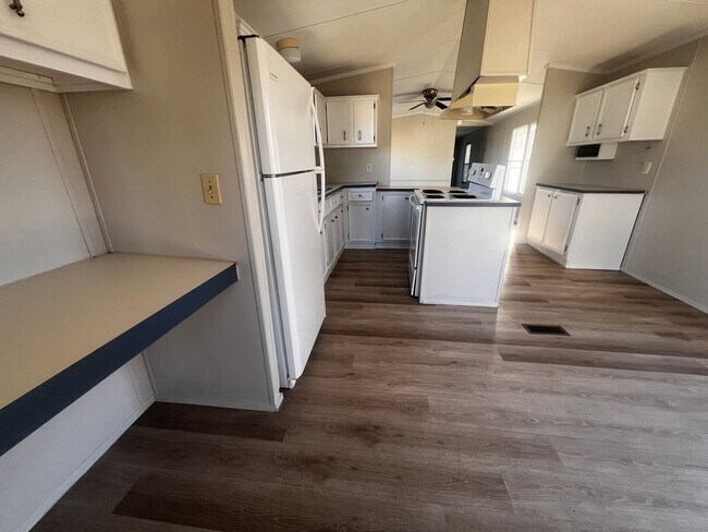 Foto del edificio - Cute 2 bedroom 2 bath mobile home that is located close to the Camp Lejeune Main Gate, beaches, s...