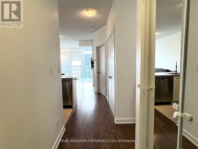 Photo du bâtiment - 4403-4403 Confederation Pkwy