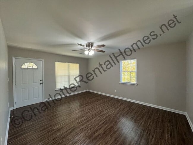 Foto del edificio - Rocking Chair front porch in Mint Hill!