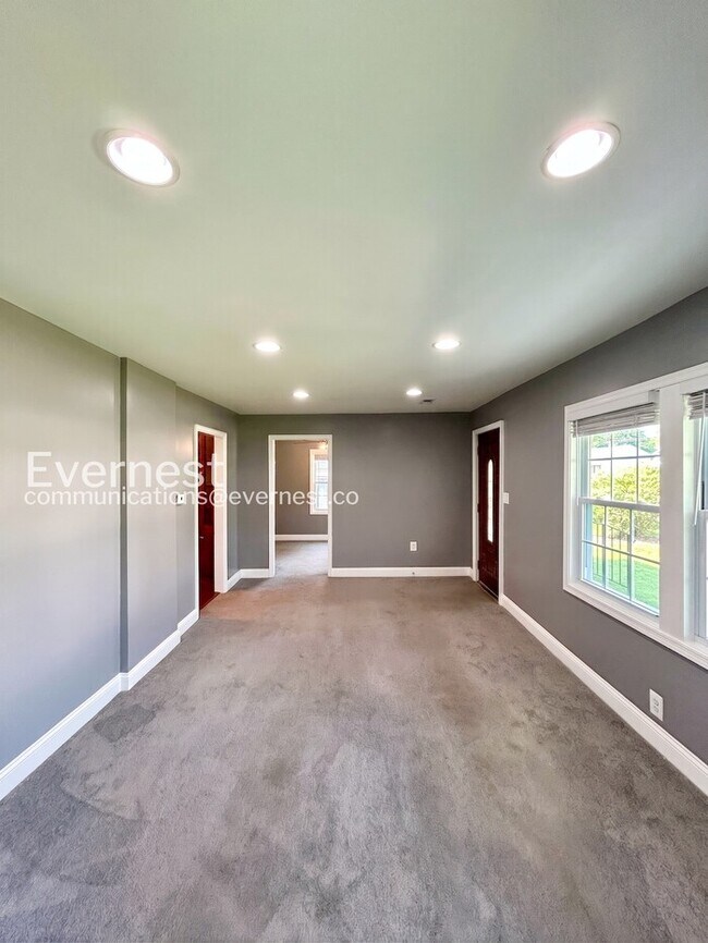 Foto del edificio - 2 Bed, 1 Bath Home with Off-Street Parking / Pet-Friendly / Available Now!