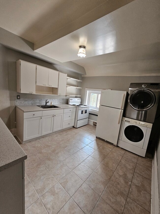 Cuisine - 15 Courtland Av W