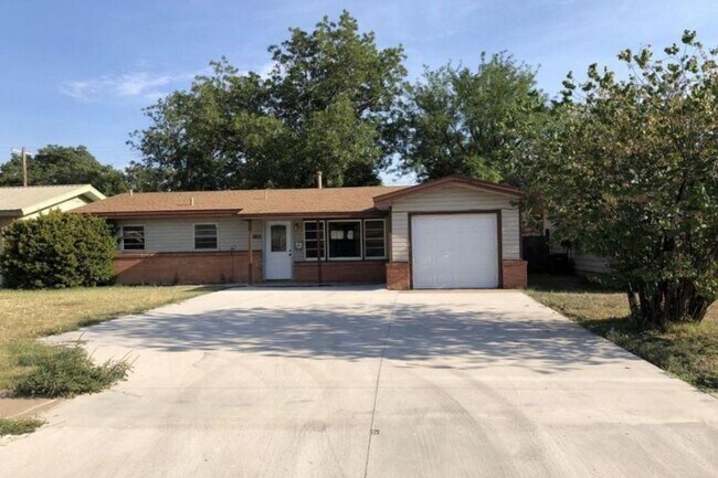 Building Photo - Perfect home for anyone