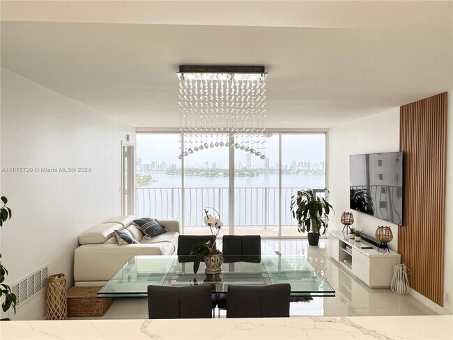 Foto del edificio - 7601 E Treasure Dr