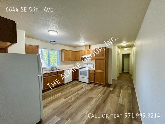 Building Photo - Remodeled unit, new flooring, fresh paint,...