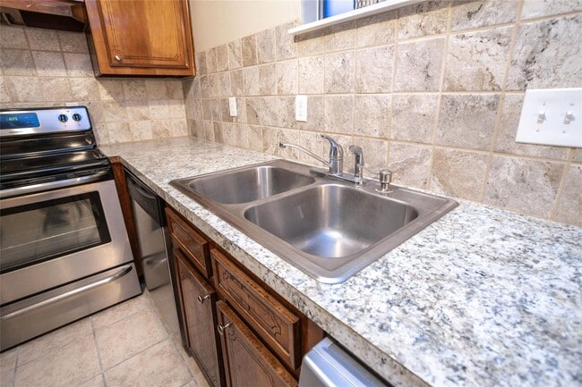 Building Photo - Small gated community of 39 units, conveni...