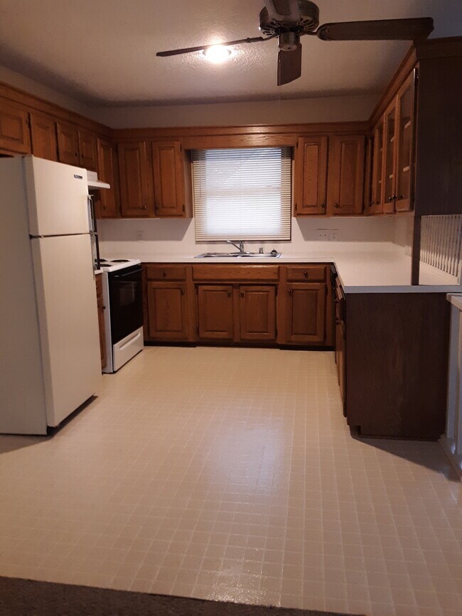 Kitchen - 501 N May Ave