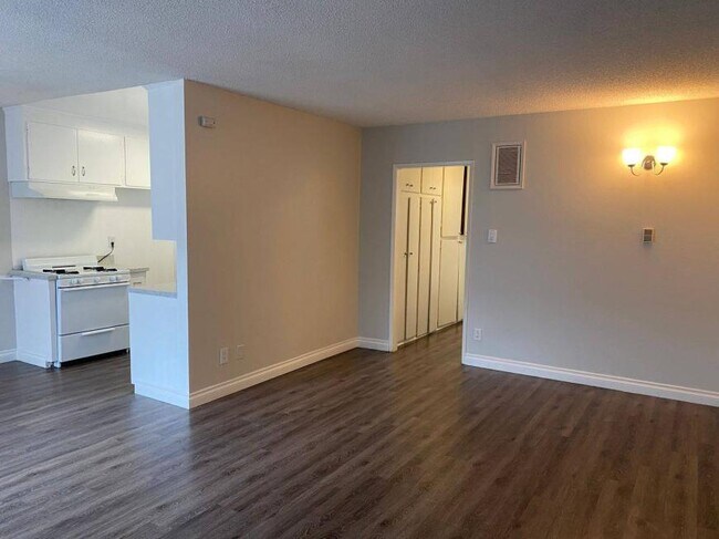 Foto del edificio - 1.0 bedroom in Canoga Park California 91304