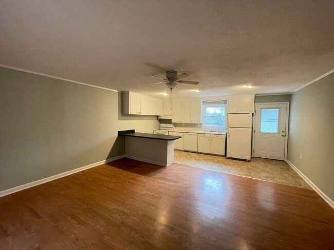 Building Photo - 347 Sunset Dr