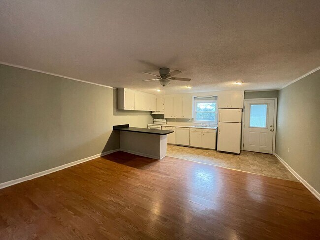 Building Photo - Cozy Normaltown Two Bedroom Home