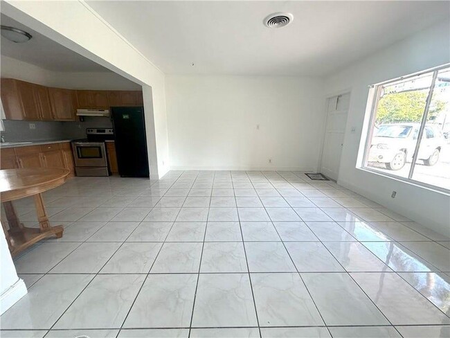 Building Photo - 2928 N Ocean Blvd