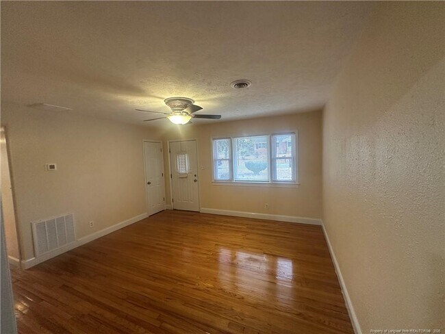 Foto del edificio - 6120 Conaway Dr