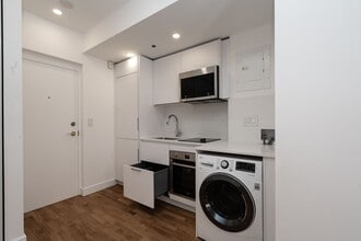 Building Photo - 160 Huron St